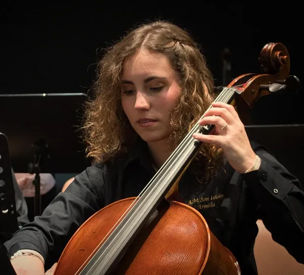 Ángela Rivas tocando el violonchelo, su instrumento principal en las sesiones de musicoterapia en Granada
