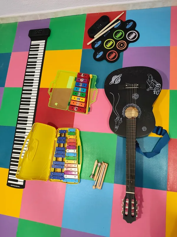 Instrumentos de musicoterapia utilizados en sesiones a domicilio en Granada: percusión, guitarra y material adaptado